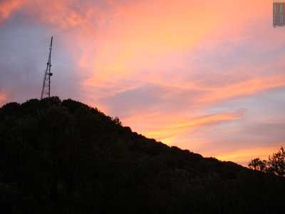 Percorriamo una scalinata ricavata dalla pietra e arriviamo l� dove si trova la statua. Da qui si domina l�intera valle e il Monte San Nicola ci appare in tutta la sua maestosit�, fissato su uno sfondo rosa, quasi fosse un dipinto